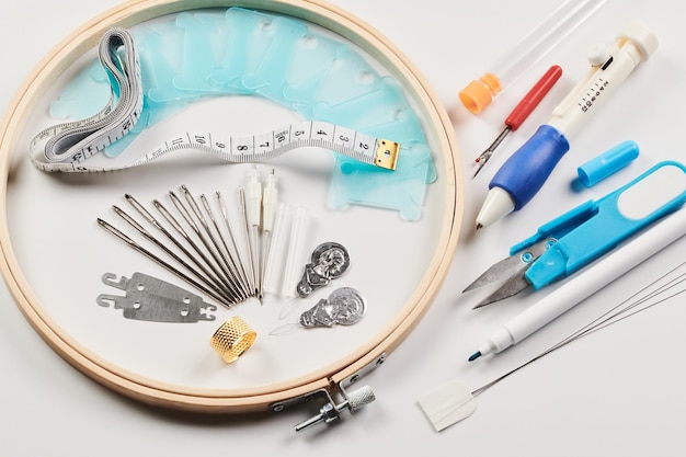 Zestaw do haftu z muliną i tamborkiem